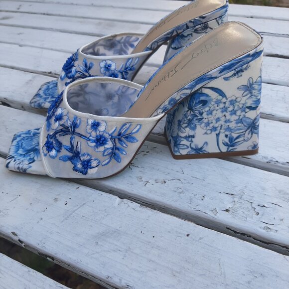 Rare 🔥 Boho embroidered and beaded retro Betsy Johnson shoes - Picture 2 of 13